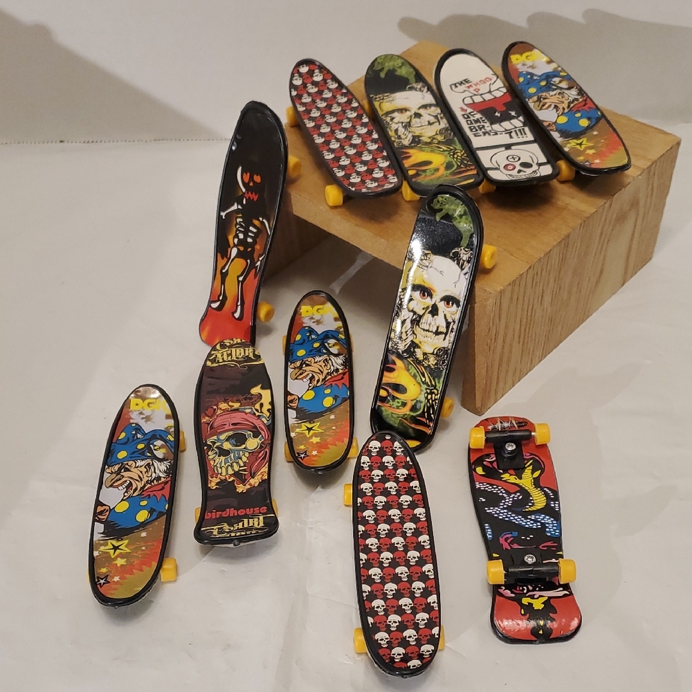 🆓️ #23 DC Graphic Fingerboard Collection with Yellow Wheels (11-pc)